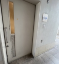 駐車場側1階多目的トイレのオムツ替え台情報
