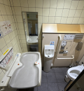 吹田SA (上りトイレEV充電器付近)のオムツ替え台情報
