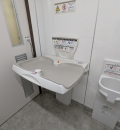 大田区立多摩川図書館(1F)のオムツ替え台情報