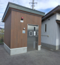 北山形駅西口改札の外の多目的トイレ(1F)のオムツ替え台情報