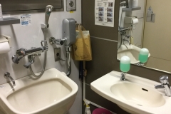 杉並区立中央図書館(1F 多目的トイレ)のオムツ替え台情報