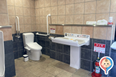 クスリのアオキ六丁の目店のオムツ替え台情報