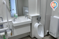 万博記念公園 外トイレのオムツ替え台情報