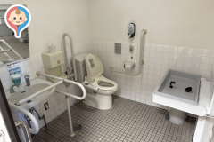 阪急オアシス本山南店(多目的トイレ内)のオムツ替え台情報