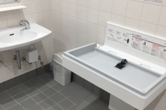 ユニクロ 函館昭和タウンプラザ店(多目的トイレ内)のオムツ替え台情報