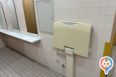 イズミヤ長岡店　1階トイレ(1F)のオムツ替え台情報