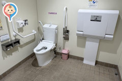 ウェルシア周船寺トイレのオムツ替え台情報