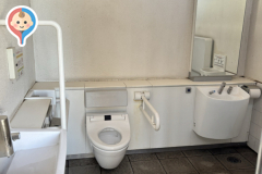 水元公園　野外ステージ横　屋外トイレのオムツ替え台情報