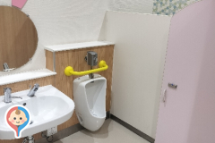 女性トイレ(4F)のオムツ替え台情報