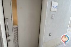 駐車場側1階多目的トイレのオムツ替え台情報