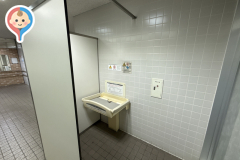 セブン-イレブン横のトイレのオムツ替え台情報