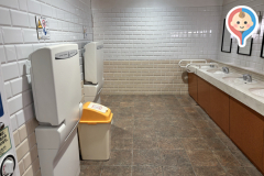 あみアウトレット女性トイレ内オムツ替え(1F)のオムツ替え台情報