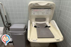 ニトリ大分わさだ店(1F 多目的トイレ内)のオムツ替え台情報