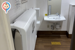 ライフ四条大宮店　R階のオムツ替え台情報