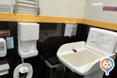 ベルク多目的トイレ(1F)のオムツ替え台情報