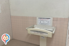 岡崎市民球場　コンコース2階(2F)のオムツ替え台情報
