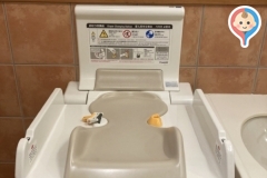 コメダ珈琲店 府中白糸台店(1F)のオムツ替え台情報