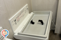 新世界ゲート横トイレのオムツ替え台情報