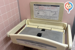 ヤマダデンキ  横浜金沢店(2F)のオムツ替え台情報