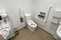 サンドラッグの建物(1F)のオムツ替え台情報