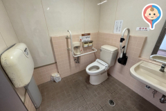 南山多目的トイレのオムツ替え台情報