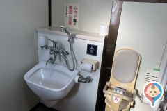 亀山公園　わんぱく広場(駐車場)のオムツ替え台情報