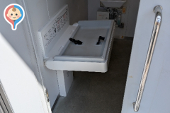 公衆トイレ(1F)のオムツ替え台情報
