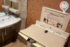 デニーズ 新宿中央公園店のオムツ替え台情報