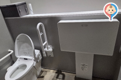 ひげぞ～のもぐもぐCAFE(1F)のオムツ替え台情報