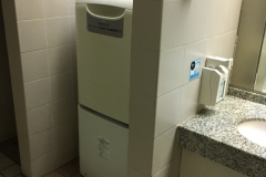 西新宿駅改札内トイレ(1F)のオムツ替え台情報