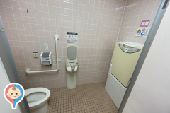 西松屋アクロスプラザ　女子トイレのオムツ替え台情報