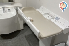 警察本部(1F)のオムツ替え台情報