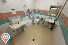 オークワ　車椅子のオムツ替え台情報