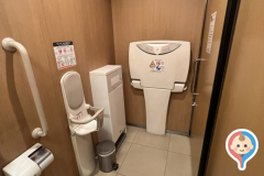 かまちか　女子トイレ内(B1)のオムツ替え台情報