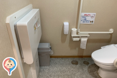魚がし鮨 流れ鮨富士宮店(1F)のオムツ替え台情報