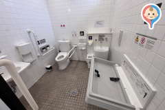 UNIQLO 横須賀大津店のオムツ替え台情報
