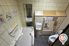 吹田SA (上りトイレEV充電器付近)のオムツ替え台情報
