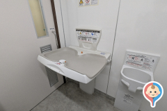 大田区立多摩川図書館(1F)のオムツ替え台情報