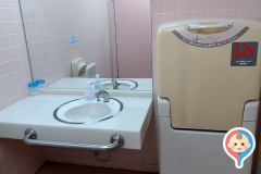 西松屋　立花店　外トイレ（女子）(1F)のオムツ替え台情報