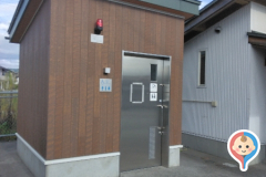 北山形駅西口改札の外の多目的トイレ(1F)のオムツ替え台情報