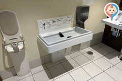 りくろーおじさんの店 彩都の森店のオムツ替え台情報