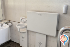 ８番トイレのオムツ替え台情報