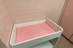 西松屋・鶴見店(店外の女性トイレの中)のオムツ替え台情報