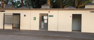 飛鳥山公園 遊具エリア多機能トイレのオムツ替え台情報