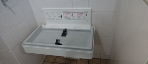 阪急電鉄神戸三宮駅 東改札内多目的トイレ(2F)のオムツ替え台情報