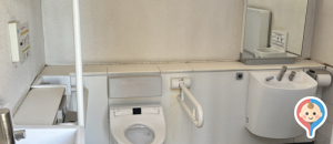 水元公園　野外ステージ横　屋外トイレのオムツ替え台情報