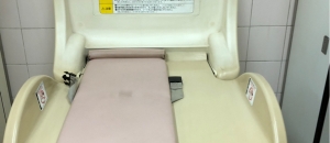 馬喰町駅(B2F 構内 馬喰横山との乗り換えフロアのトイレ)のオムツ替え台情報