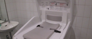 カトリック麹町　聖イグナチオ教会 外トイレ(多機能トイレ内)のオムツ替え台情報