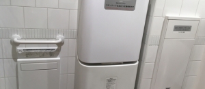 サンシャインシティ アルパ2F(多機能トイレ)のオムツ替え台情報