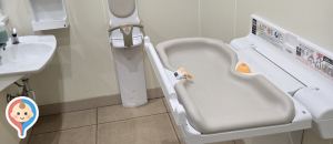 ウエルシア高松伏石店(店舗の外)のオムツ替え台情報